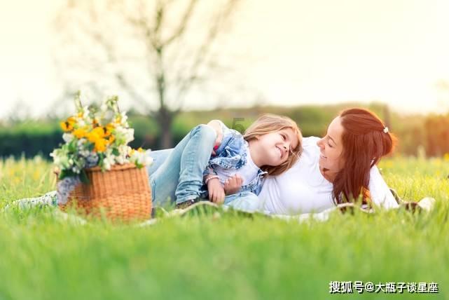 老人乘扶梯不慎摔倒，身后女子拼尽全力撑住老人。网友：幸好有你，为你点赞